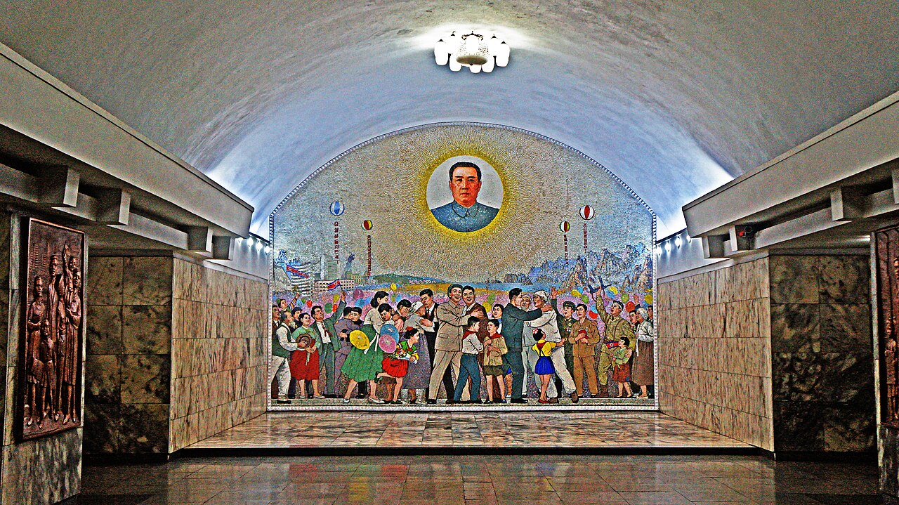 Файл:Pyongyang Metro - Tongil Station (15363322900)_2.jpg