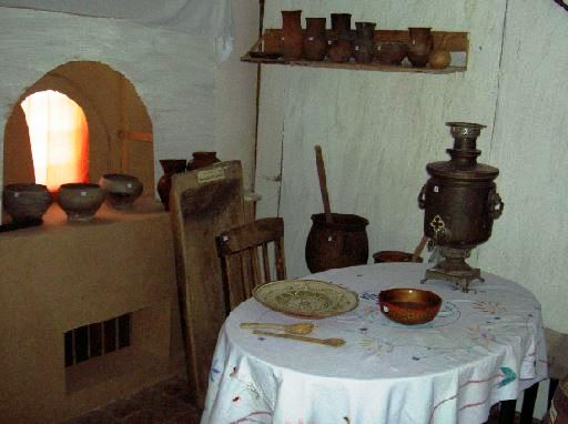 Реконструкция мазаной хаты времён освоения Кубани, интерьер комнаты.