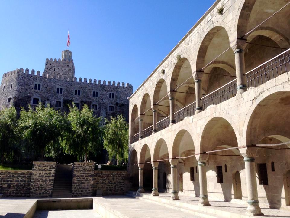 Axatsike qalasi ve karvansaray.jpg