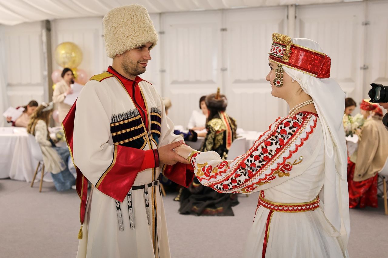 В рамках фестиваля демонстрировались национальные свадебные обряды (2024)