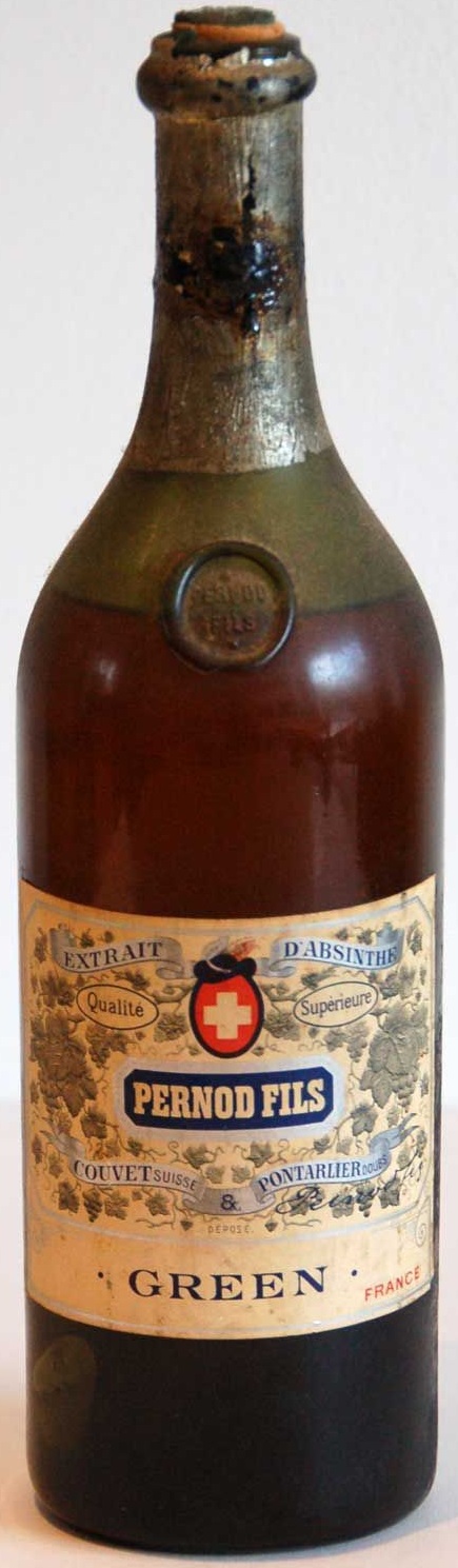 с крестом в красном кружке и надписью GREEN снизу, теснение на бутылке - Pernod Fils