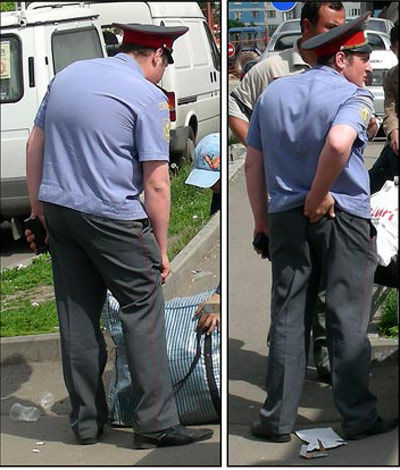 Милиционер чешет части тела