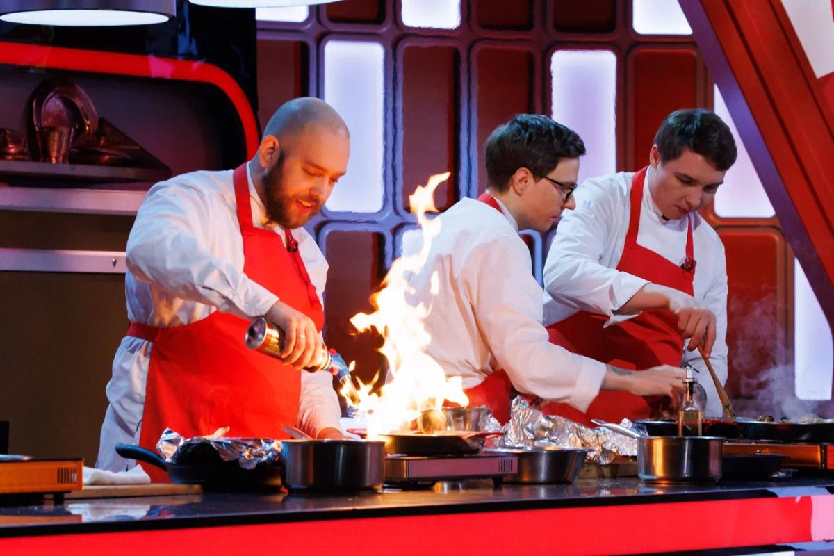 Кадр из кулинарного шоу «Домохозяйки против шефов» команда шефов.jpg