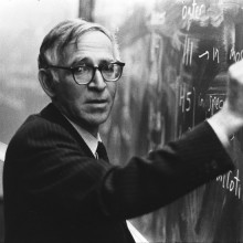 Klug nobelportrait-220x220.jpg