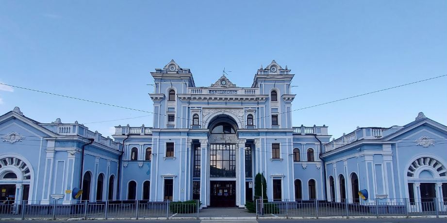 Файл:Здание Ставропольского железнодорожного вокзала 2020.jpg