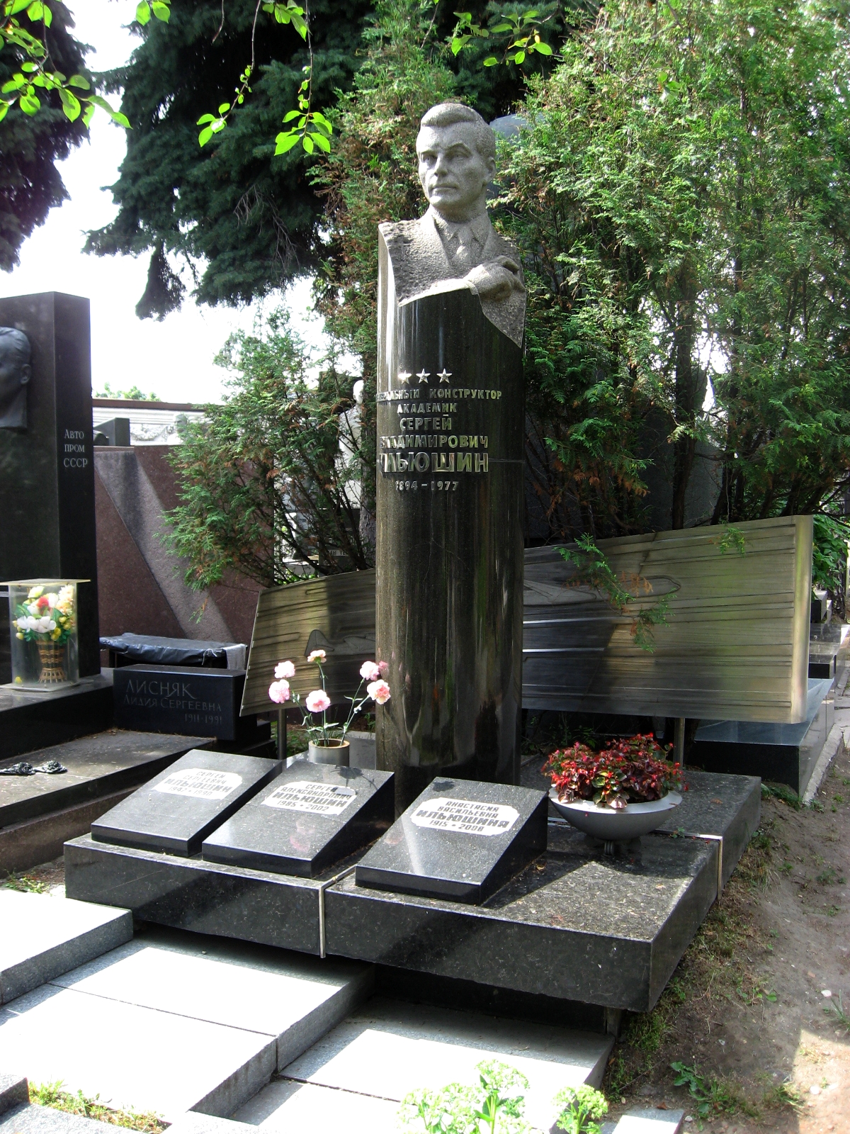 Могила Ильюшина на Новодевичьем кладбище