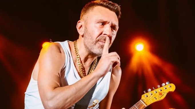 Сергей Шнуров приложил палец ко рту.jpg