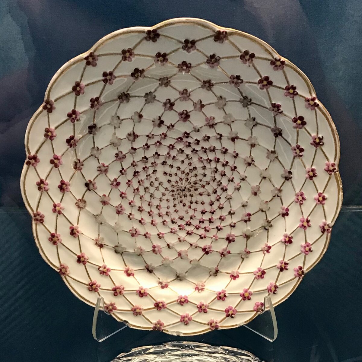 Пурпурная трельяжная сетка с незабудками из Собственного Елизаветинского сервиза