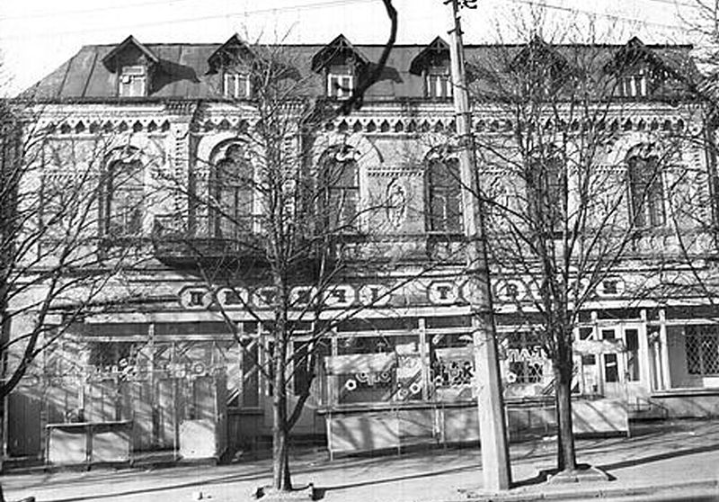 Бывший детский магазин на ул. Советской.