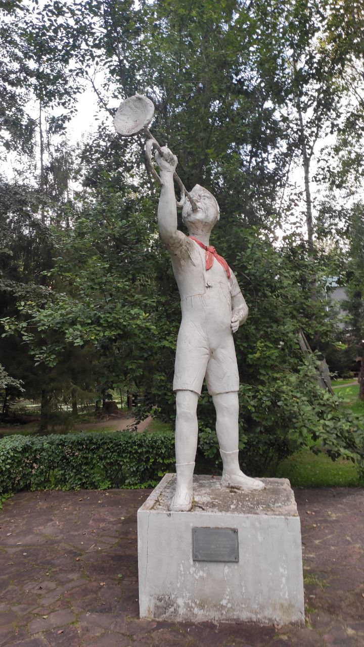 Карикатурная скульптура пионера