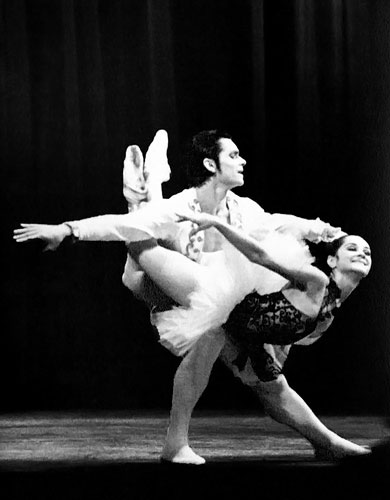 Николай Ковмир — Базиль, Ольга Вторушина — Китри (балет «Дон Кихот» Л. Ф. Минкуса), Кировский театр. Фото из коллекции Антона Павловича Кочетова (фотограф - Николай Григорьевич Антипин).