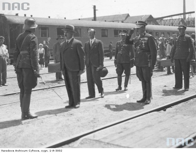 Новоназначенный станиславовский воевода Стефан Паславский принимает рапорт от комиссара полиции Козловского. 1936