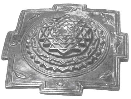 Рис.3. Шри-янтра в бронзе на выпукло-сферической поверхности