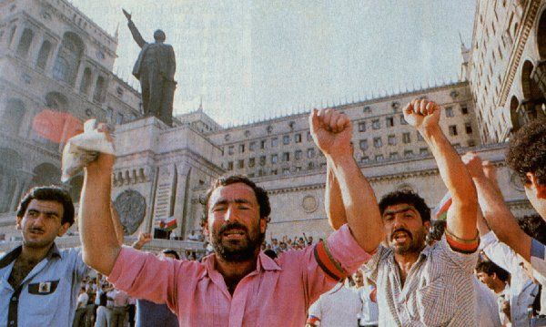 Азербайджанские погромщики на площади Ленина в Баку