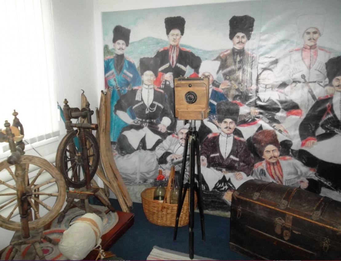 Экспозиция, посвящённая казачьему быту (прялки, фотоаппарат, сундук XIX века).