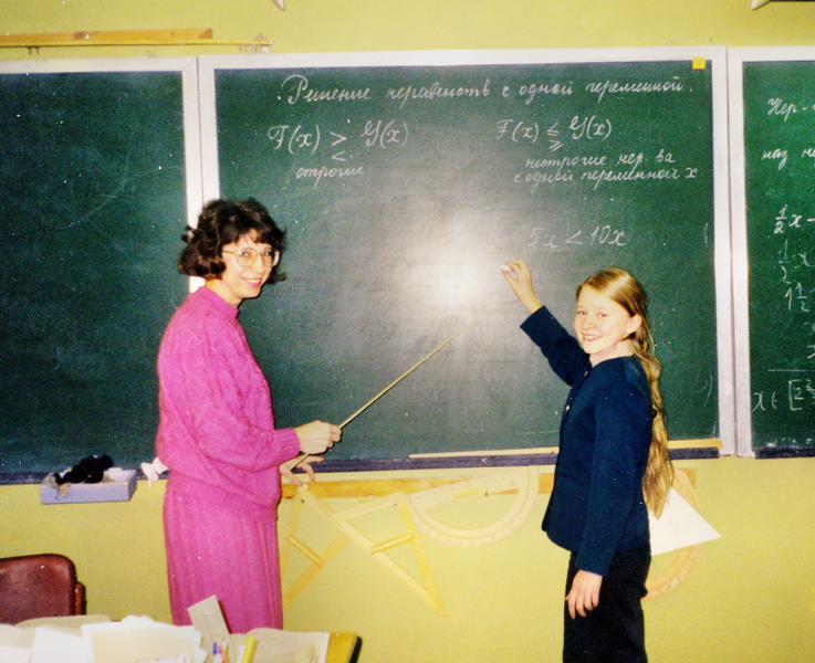 А. В. Мельникова на уроке математики в лицее № 344. 1997 год.
