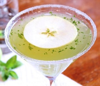 Файл:Искрящийся яблочный Бум (коктейль).jpg