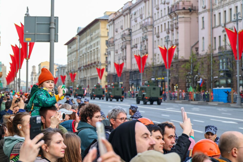 Зрители на репетиции Парада Победы в Москве