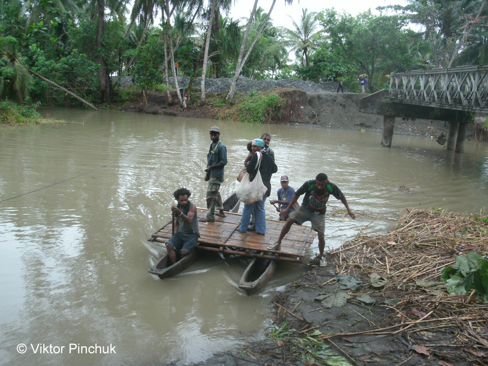 Переправа на грунтовой трассе «Аитапе — Вевак» (Далее — на другой машине). Мост не достроен.