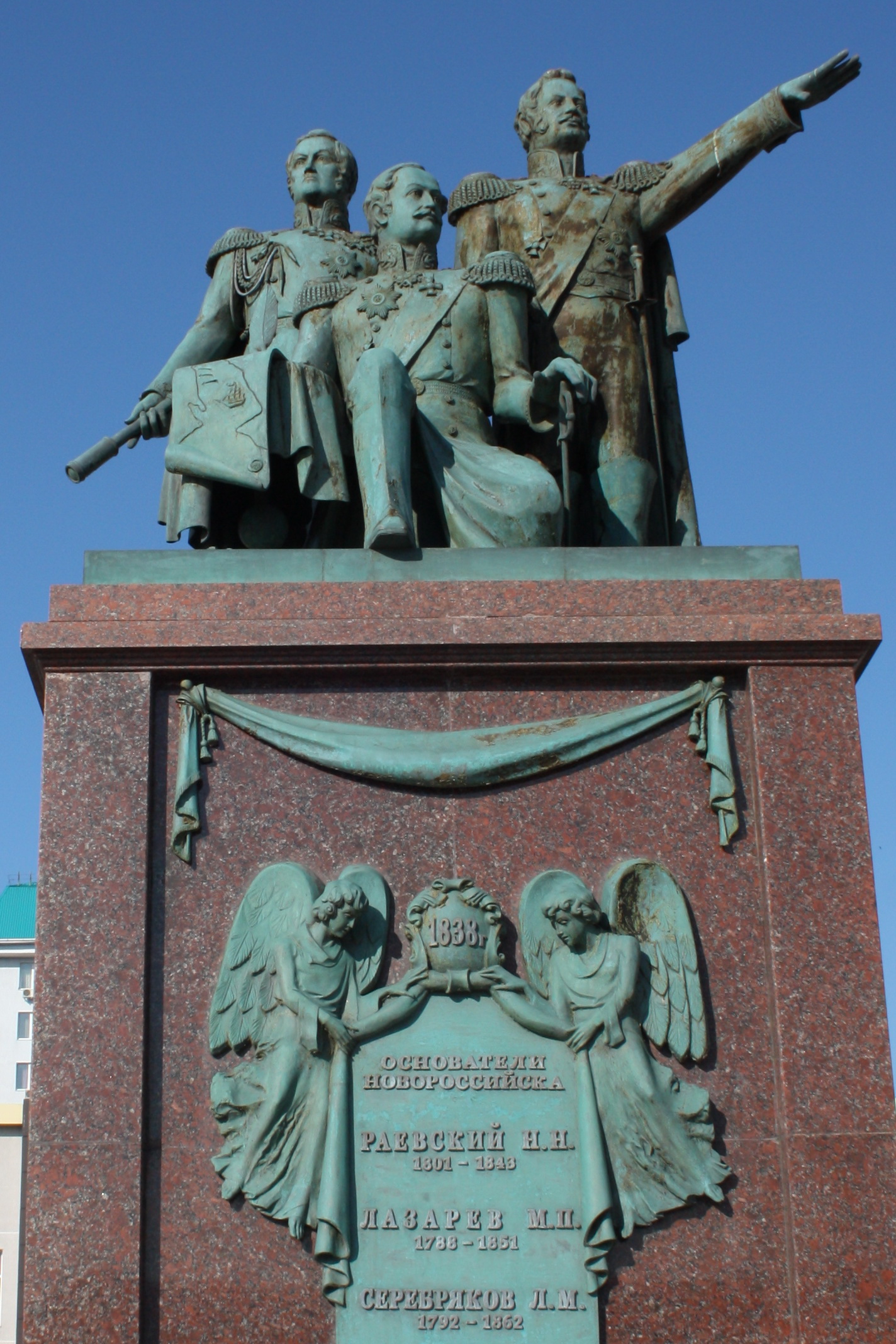 Памятник основателям города Новороссийска Н. Н. Раевскому, М. П. Лазареву и Л. М. Серебрякову.