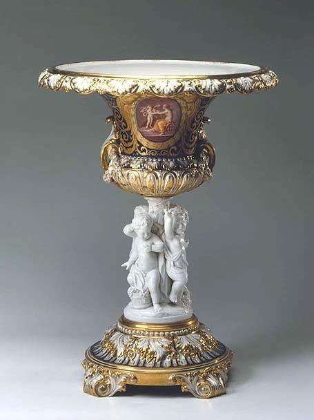 Шпис, Август Карлович (1817-1904) Ваза в форме кратера 1863-1864 гг., Фарфор, бисквит; крытье подглазурное кобальтом, роспись надглазурная полихромная, позолота, 40,6х52,3 см