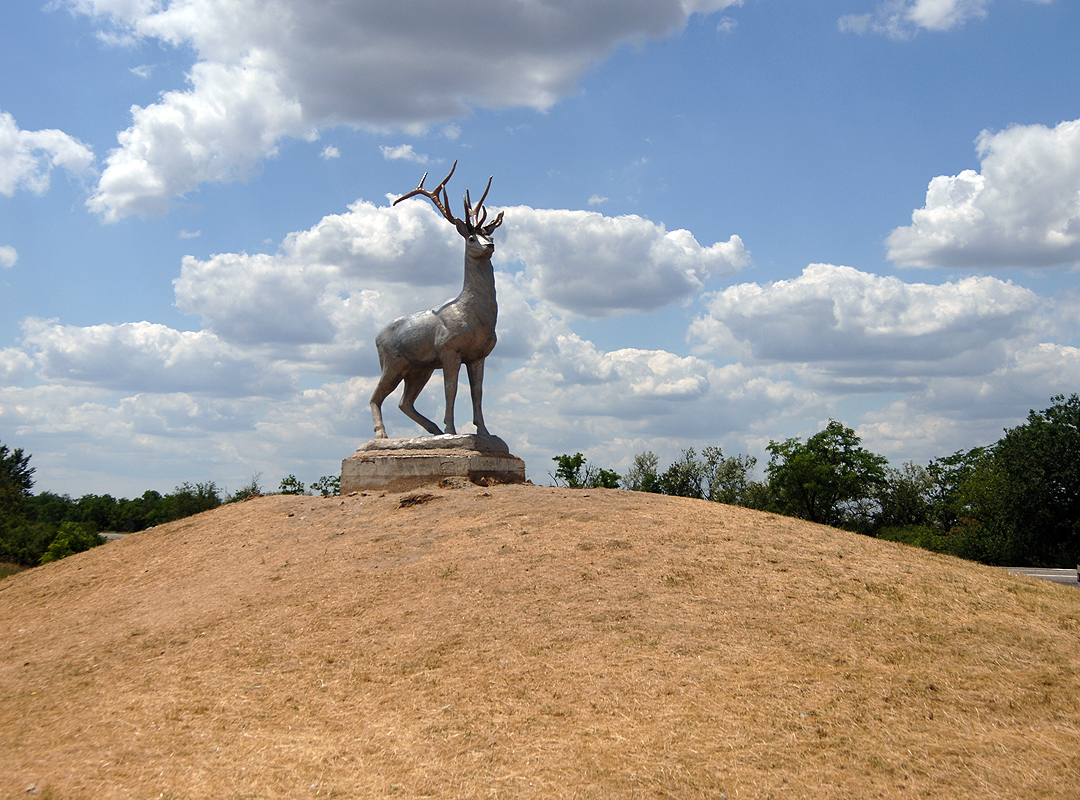 Скульптура оленя на пересечении с трассой Т-0820 Акимовка — Кирилловка