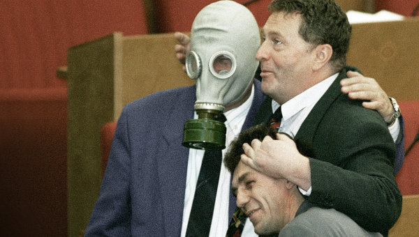 Марычев в противогазе и Жириновский