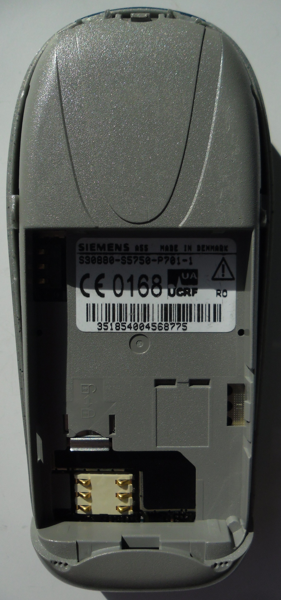 Отсек для аккумулятора и слот для SIM-карты.