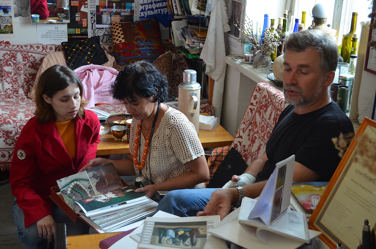 "За закрытой дверью": в мастерской красноярского художника Виктора Рогачева