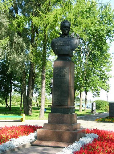 Файл:Памятник Павлу Ивановичу Батову в Рыбинске.jpg