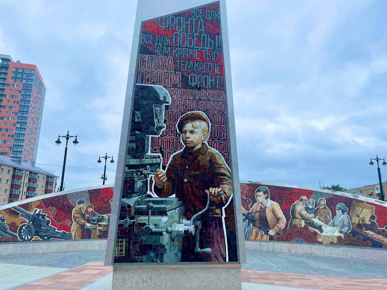 Портрет Вали Кусакина на стеле «Пермь — город трудовой доблести»