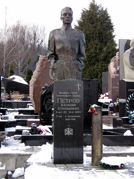 Надгробный памятник В.С.Петрова.png