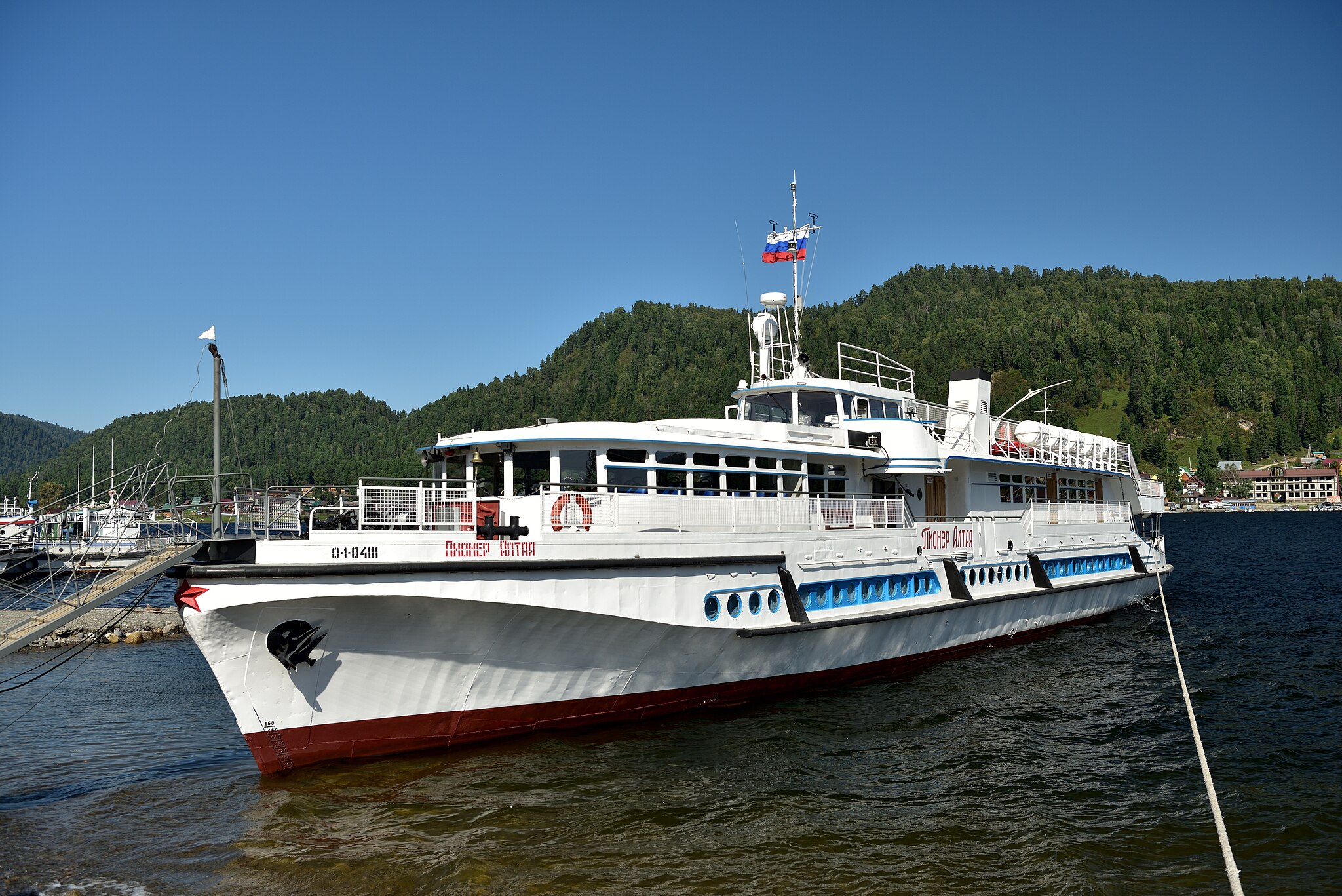 «Пионер Алтая» — ветеран туризма на Телецком озере