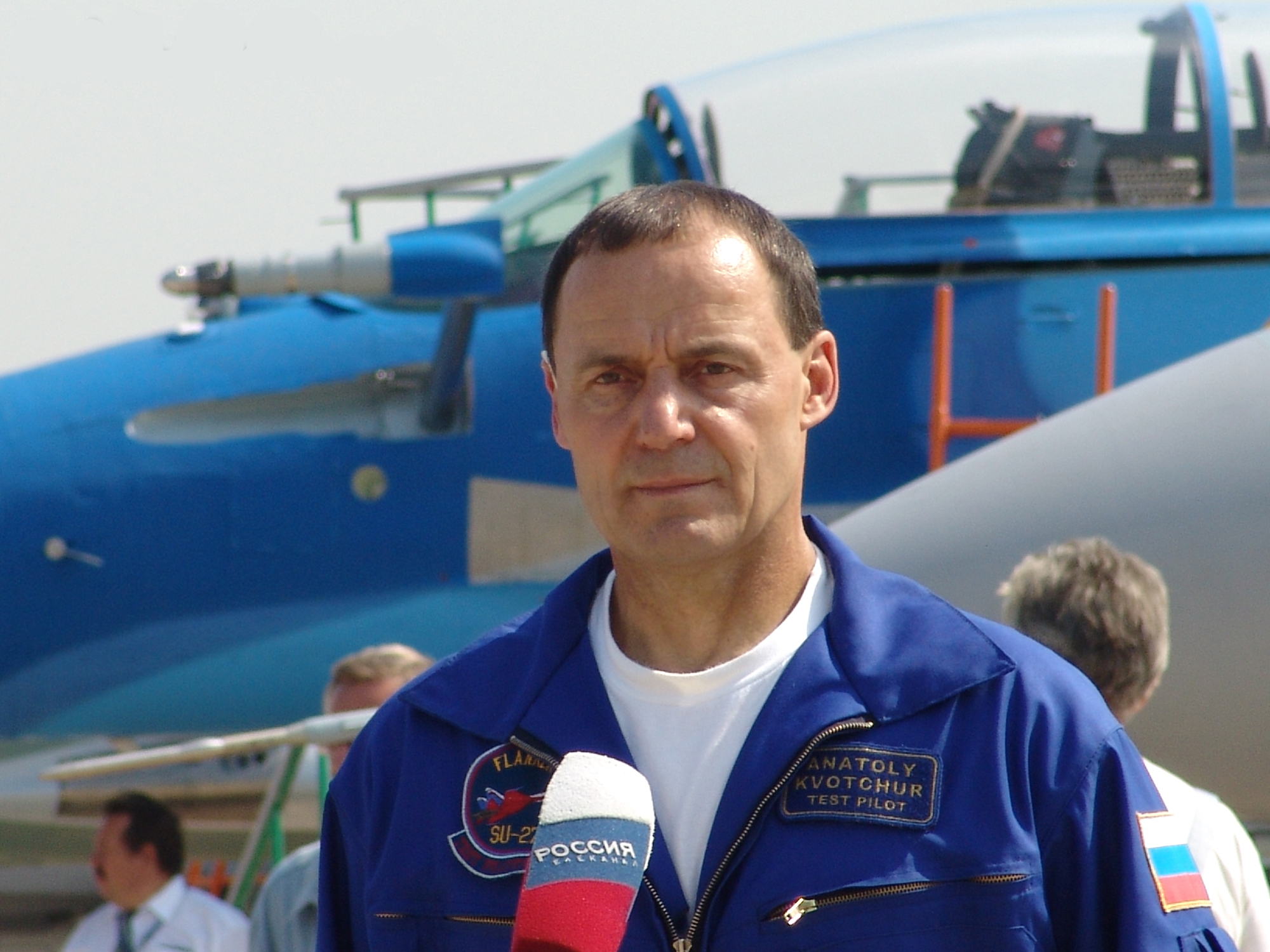 Test-pilot Anatoly Kvotchur at MAKS-2007 airshow.jpg