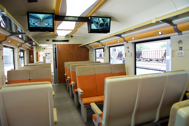 Интерьер вагона II класса