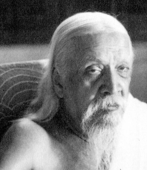 Шри Ауробиндо в своей комнате в Пондичерри 04.1950.3.jpeg