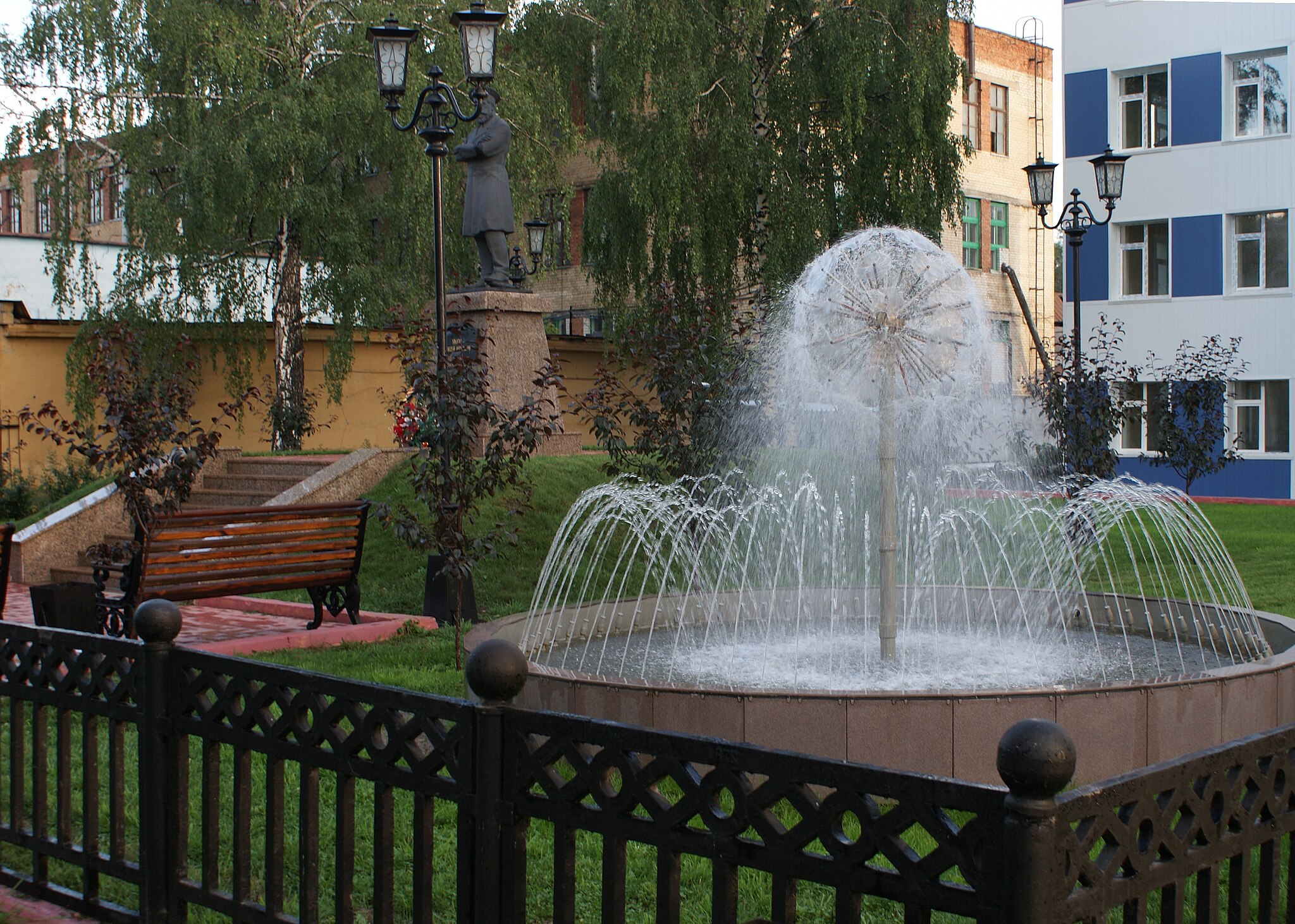 Аша. Памятник Умову А.И.