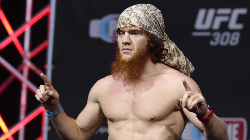 Шара Буллет в образе пирата.jpg