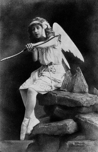 Елена Люком — Купидон («Пробуждение Флоры» Р. Дриго, балетмейстеры М. И. Петипа и Л. И. Иванов)