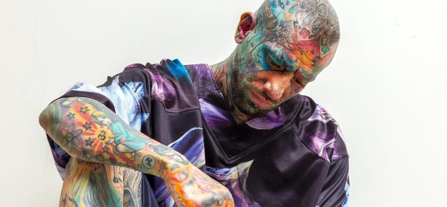 Таталу на фоне белой стены.jpg