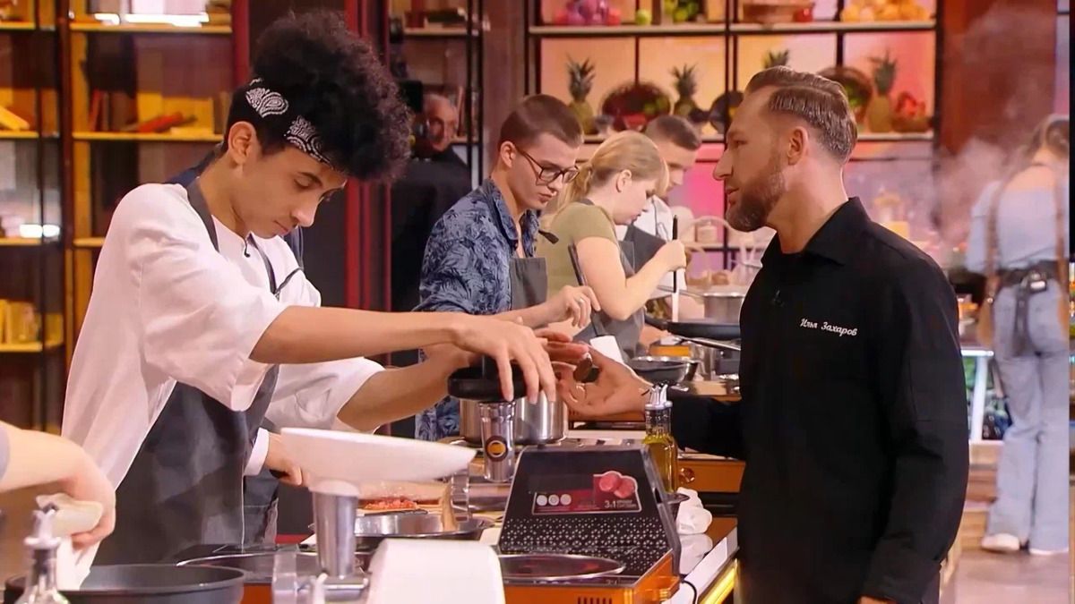 Кадр из шоу «Молодые ножи. Новая кровь», в кадре Антон Нгобили и шеф Илья Захаров