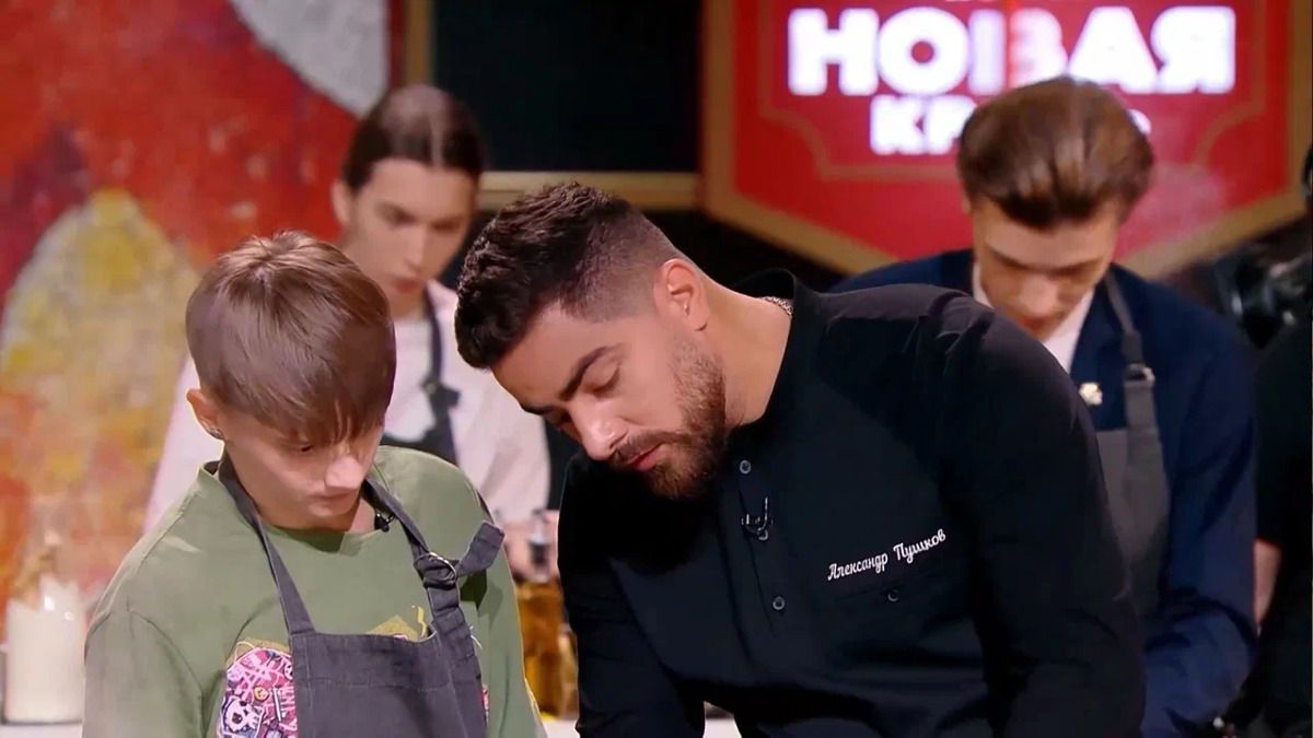 Кадр из шоу «Молодые ножи. Новая кровь», в кадре Елизавета Андрияненко и шеф Александр Пушков