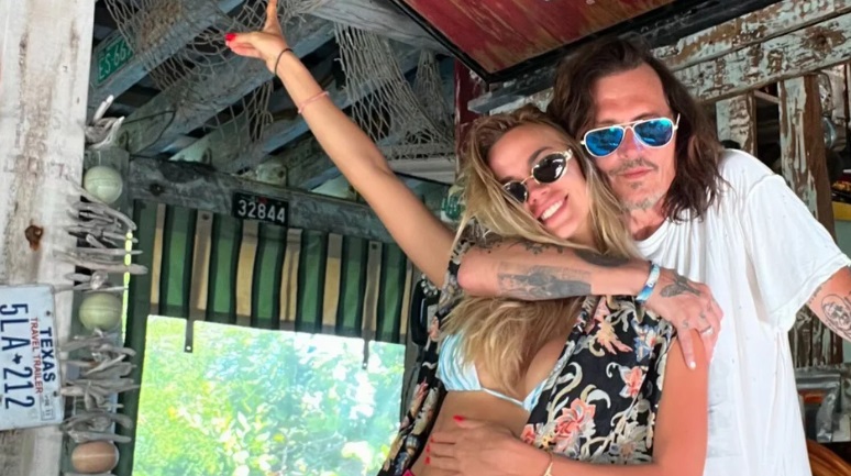 Юлия Власова и Джонни Депп на пляже.jpg