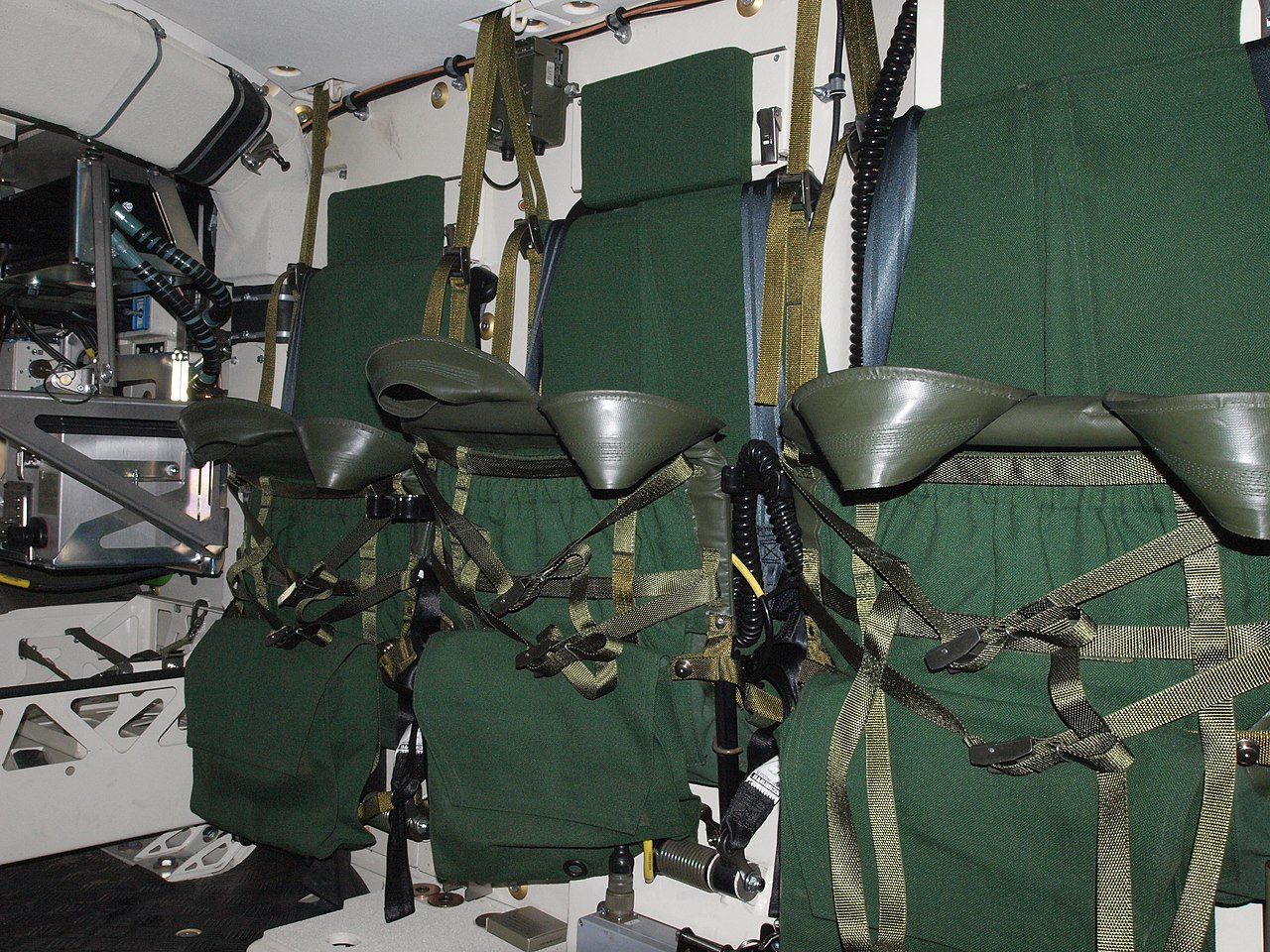 Внутреннее оснащение десантного отделения.