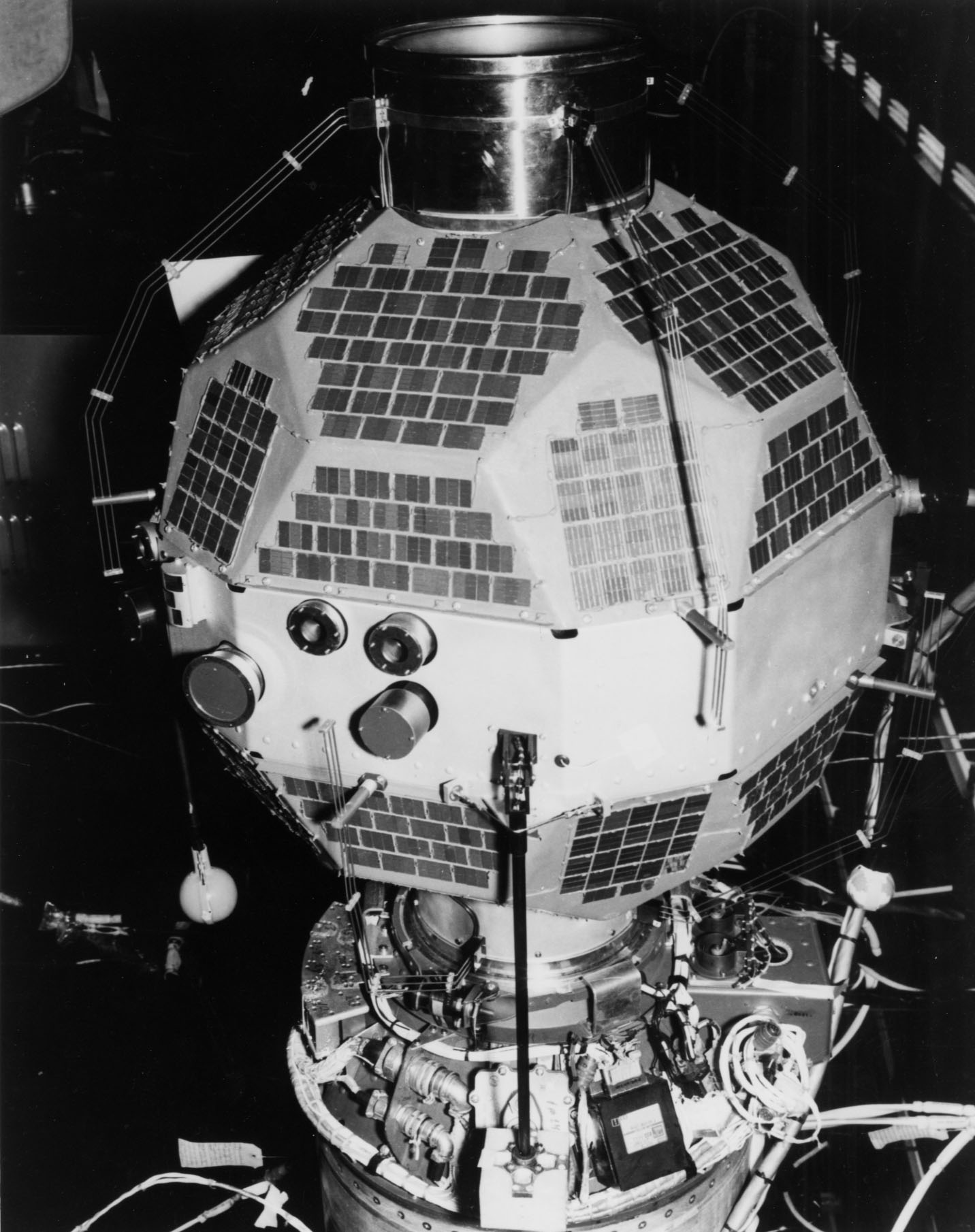 Файл:Injun 4 (Explorer 25) satellite.jpg