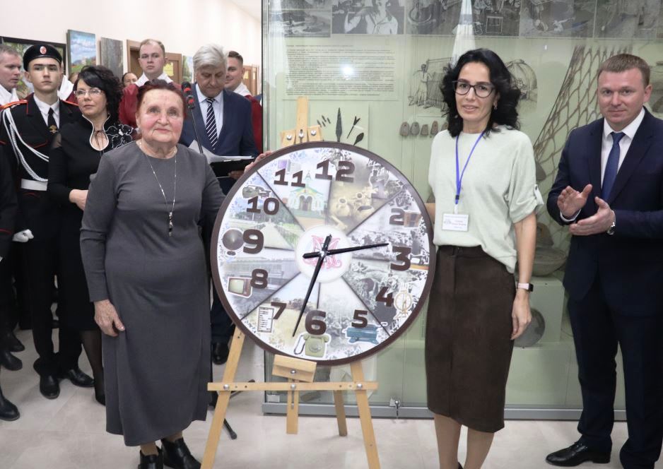 Открытие нового здания музея по улице Калинина, 51. Памятные исторические часы запускают первый директор музея Таисия Алексеевна Чекрыгина и действующий директор Надежда Игоревна Руднева. Декабрь, 2022 года.