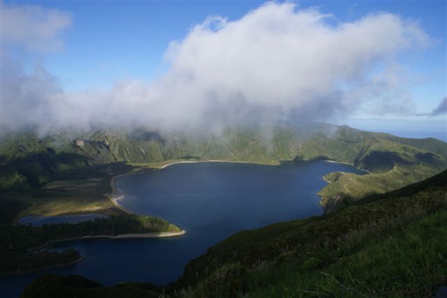 Lagoa do Fogo vista do Miradouro da Serra da Barrosa.JPG