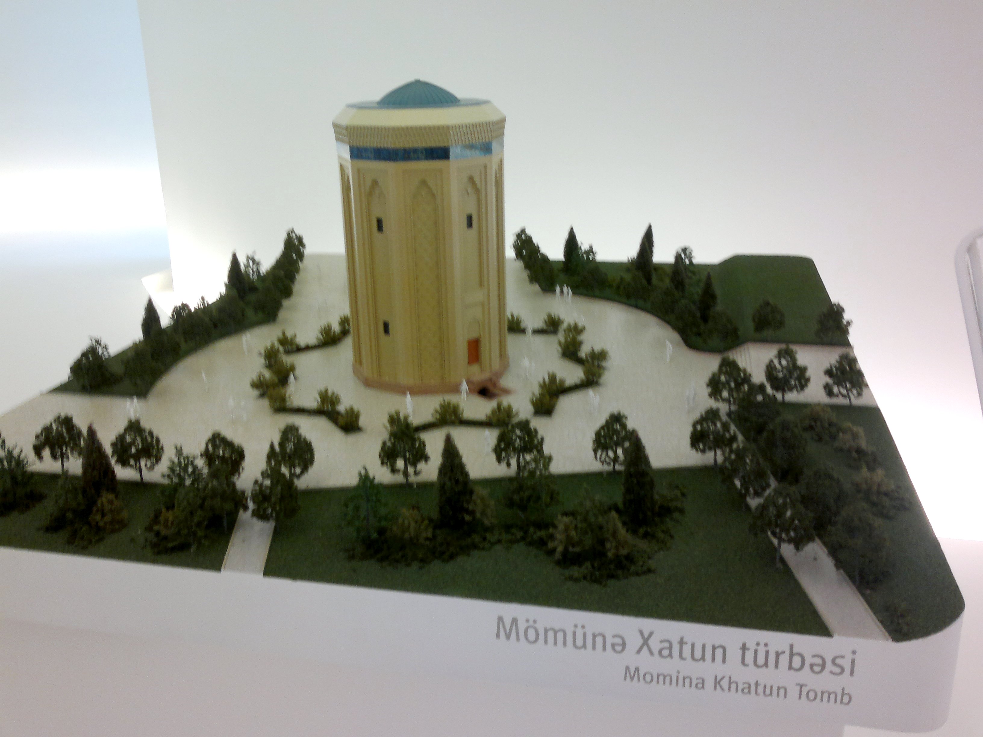 Макет мавзолея Момине-хатун.jpg