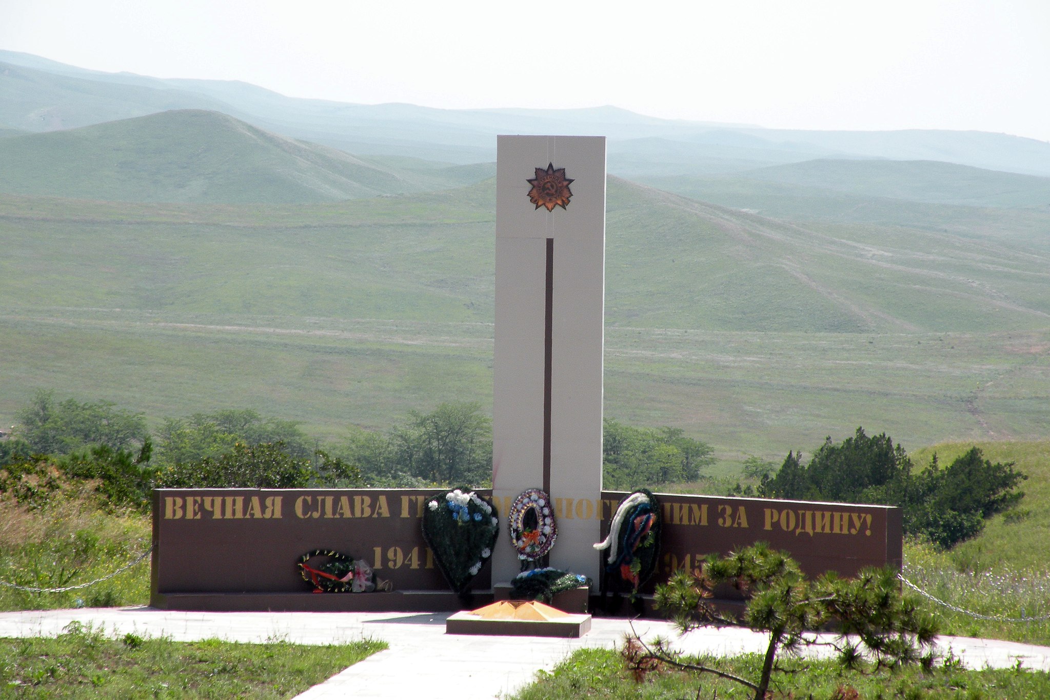 Стела героям Великой Отечественной войны в парке санатория Серноводск-Кавказский в Чечне, июнь 2016