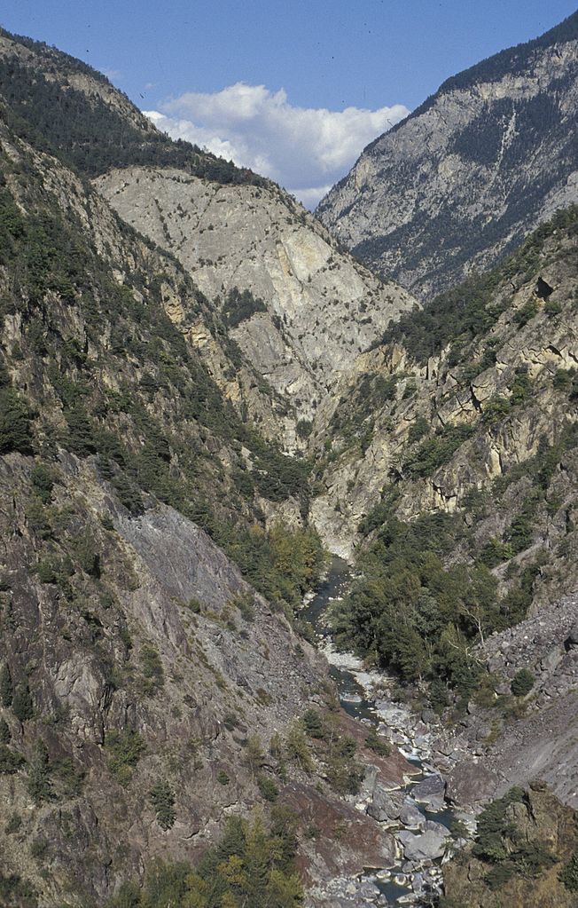 Ущелья где течет Гиль пересекают красные вулканические породы, пермские риолиты[2].